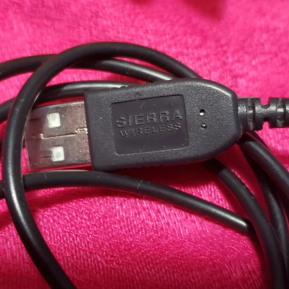 Sierra Wireless micro USB-b to USB charger, black, 40